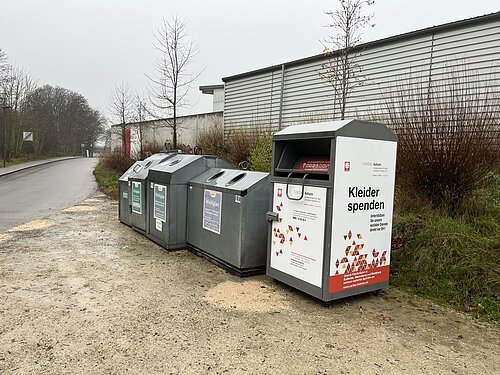 Container Glasrecycling und Kleiderspende