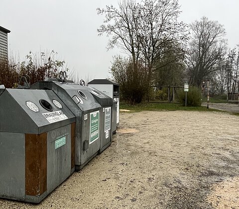 Container Glasrecycling und Kleiderspende Finkenstrasse REWE