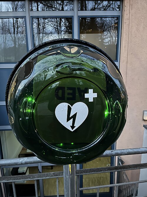 AED vor Rathaus