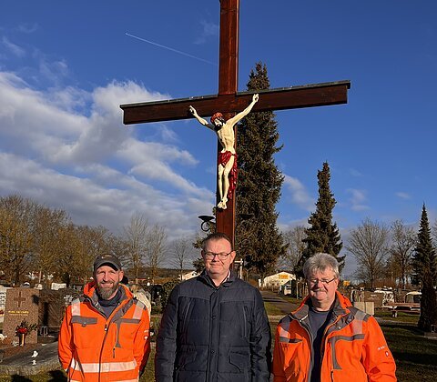 Neues Kreuz auf Neuem Friedhof