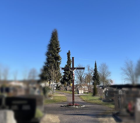 Neues Kreuz auf Neuem Friedhof