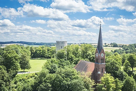 Nikolauskirche und Burgbergbbach