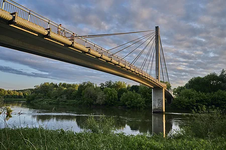 Fußgänger- und Fahrradbrücke über die Donau