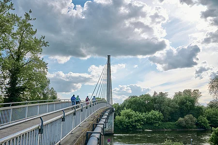 Fußgänger- und Fahrradbrücke über die Donau